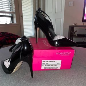 Shoedazzle black pump